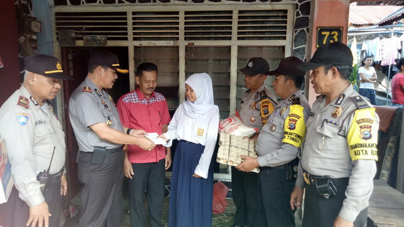 Polsek Ini Santuni Dua Keluarga Kurang Mampu